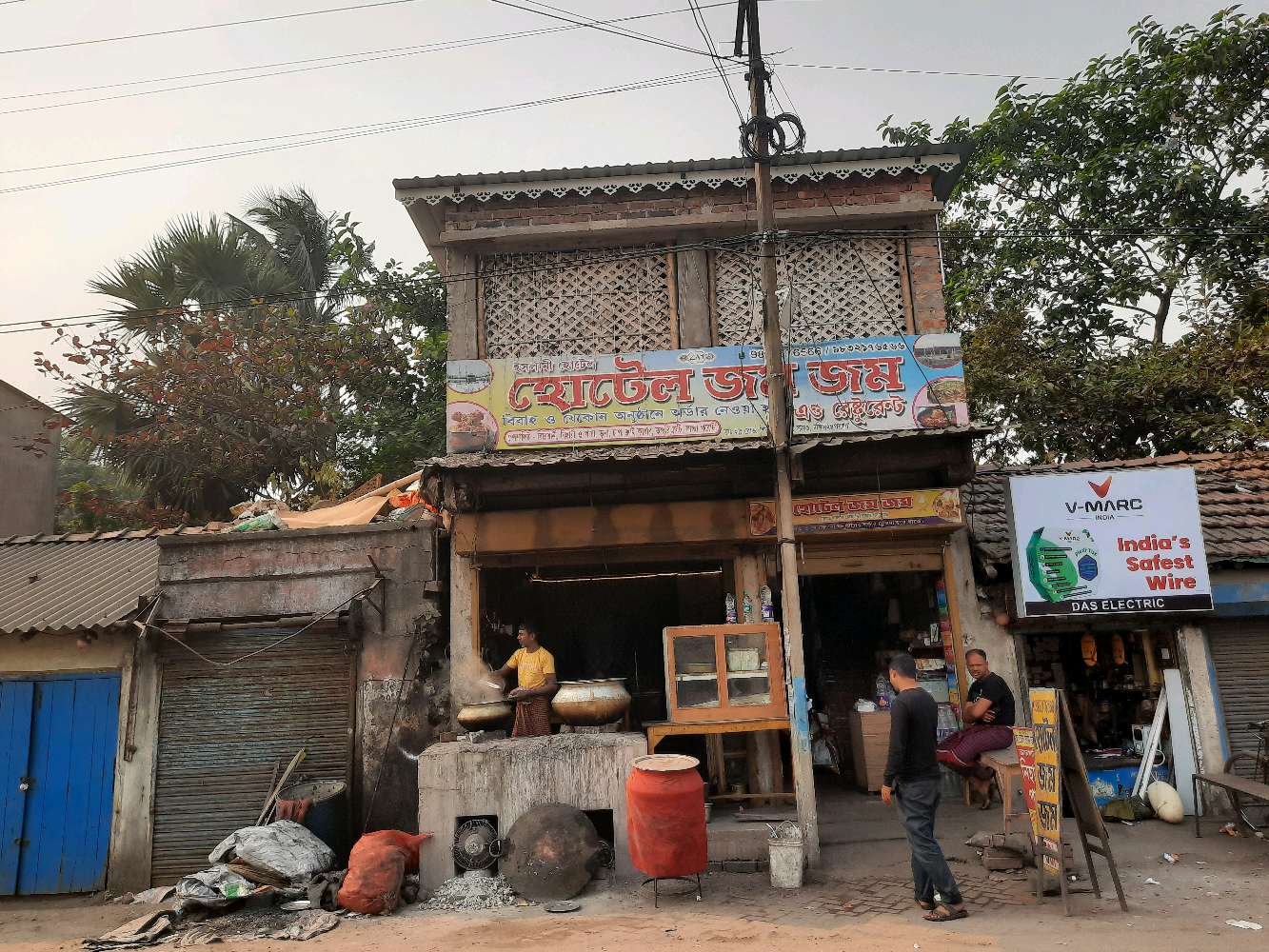 Hotel zom zoom with wash room facility