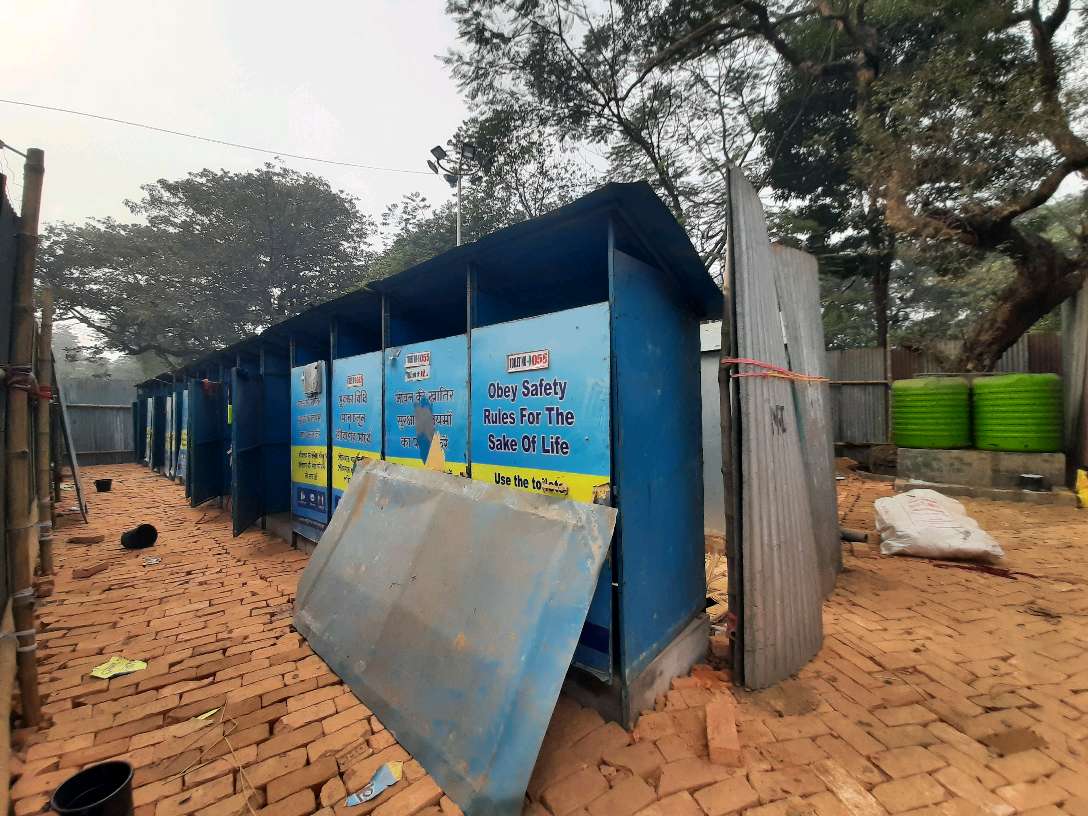 प्रिंसेप घाट रेलवे स्टेशन पर स्थित