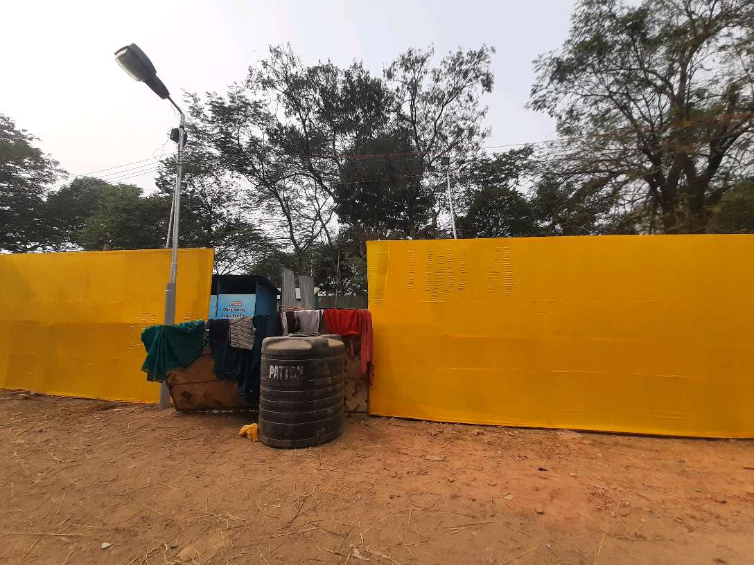 प्रिंसेप घाट रेलवे स्टेशन पर स्थित