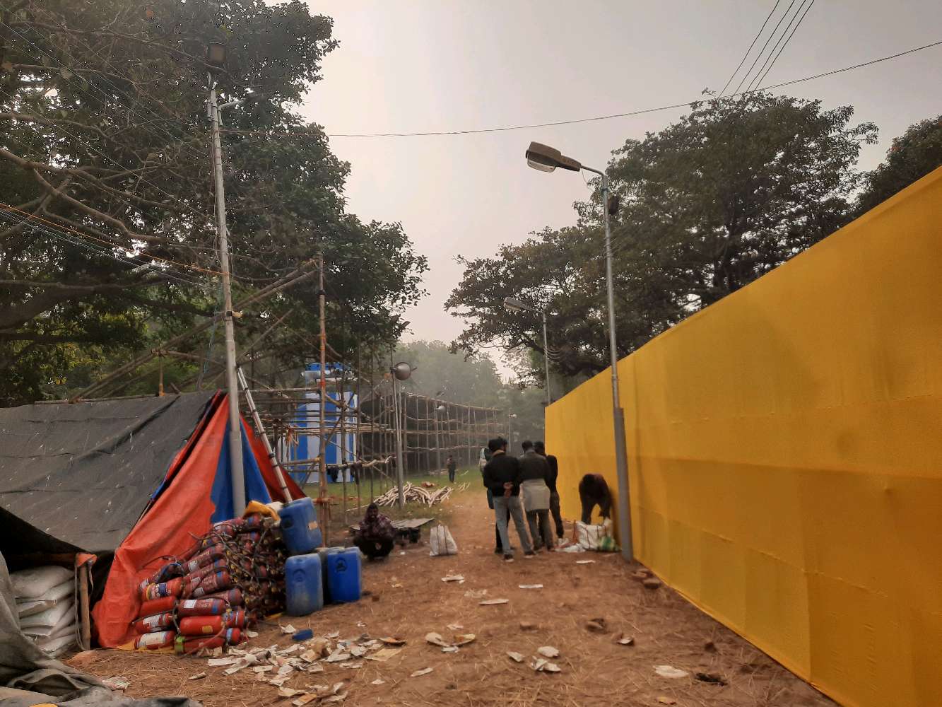 प्रिंसेप घाट रेलवे स्टेशन पर स्थित