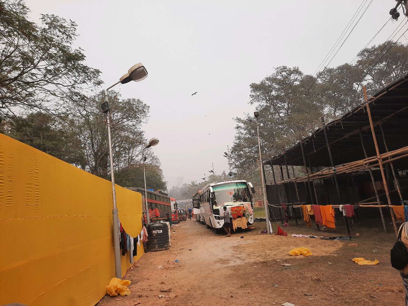 प्रिंसेप घाट रेलवे स्टेशन पर स्थित